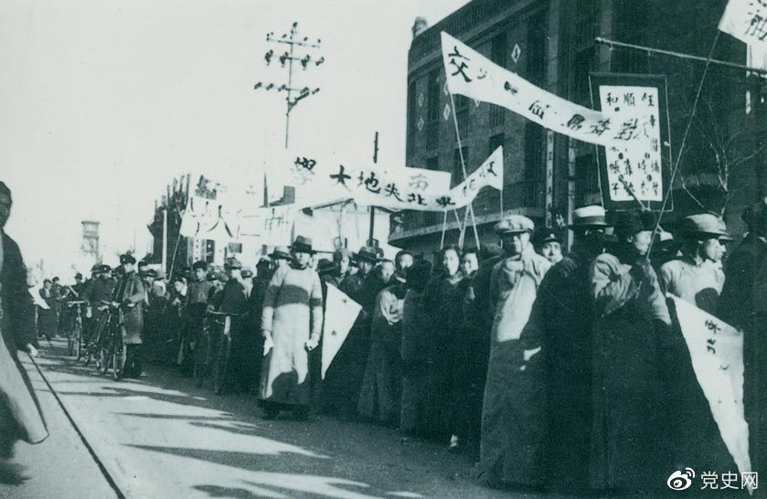 1935年12月9日,中国共产党领导北平员工掀起声势浩大的抗日救亡运动,并迅速波及全国,形成抗日救国的新高潮。图为游行队伍。